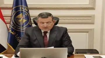 بسبب أسعار الهواتف.. أسامة هيكل ينتقد قرار فرض ضرائب جديدة في مصر